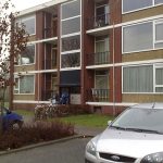 CO-Meppel Medewerkers van Kiwa gaan de flat aan de Piersonstraat binnen.