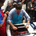 Cuby-prent De Drentse CdK Jacques Tichelaar steekt de handen uit de mouwen.