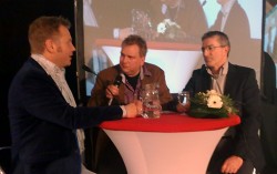 Harry Leutscher (LEF), gespreksleider Martin Laning en Henk Jumelet (CDA).