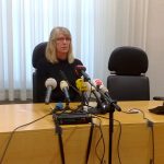 Lammi Luten staat de media te woord na de zitting. ©Steven Stegen Moeder Lammi Luten gaf na de zitting op 7 december een persconferentie.