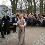 Prinses Maxima komt aan bij het gemeentehuis in Exloo.