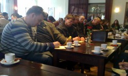 Personeelsleden vullen de stembiljetten in.