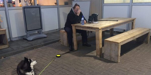 Wonderlandbewoner René met zijn hond bij de benzinepomp.