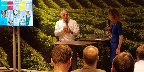 Directeur Janwillem de Kam van Vepa spreekt de zaal toe bij de Drentse economielezing.