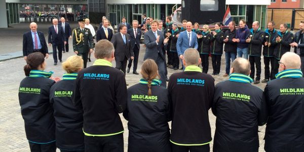 De koning applaudiseert voor de medewerkers van Wildlands. foto: Steven Stegen