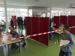 Het controleren van de stemmen in Emmen.