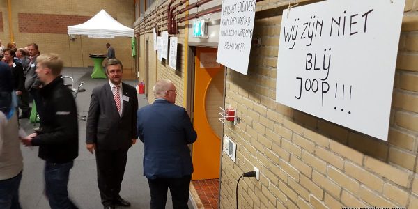 Burgemeester Bert Bouwmeester en wethouder Joop Brink bij de ingang.