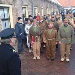 landlopers-1 De veldwachter spreekt de landlopers streng toe. Ze moeten meedoen aan een exercitie.