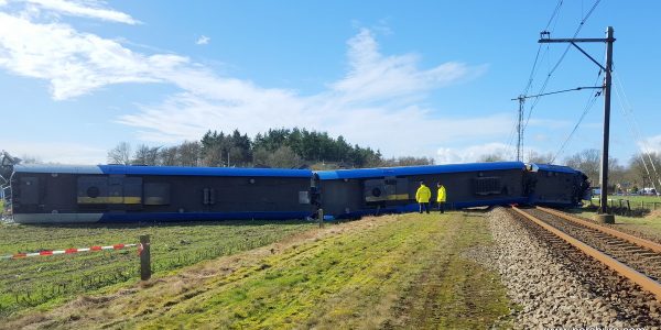De verongelukte trein bij Dalfsen. foto: Steven Stegen