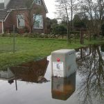 wateroverlast-020120121160 Het kastje staat in het water.