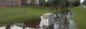 Het kastje staat in het water.