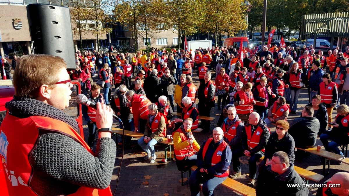 Gea Lotterman van vakbond FNV spreekt de stakers toe.