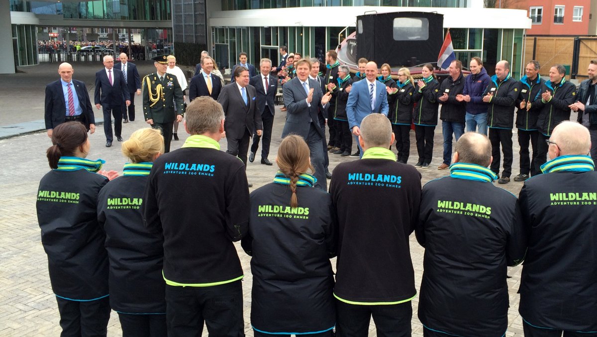 De koning applaudiseert voor de medewerkers van Wildlands. foto: Steven Stegen