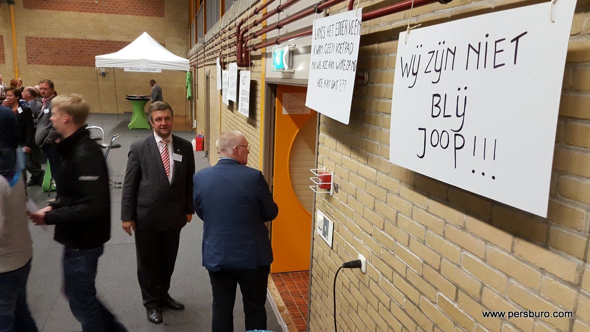 Burgemeester Bert Bouwmeester en wethouder Joop Brink bij de ingang.