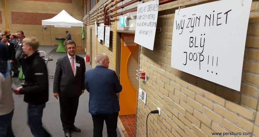 Burgemeester Bert Bouwmeester en wethouder Joop Brink bij de ingang.