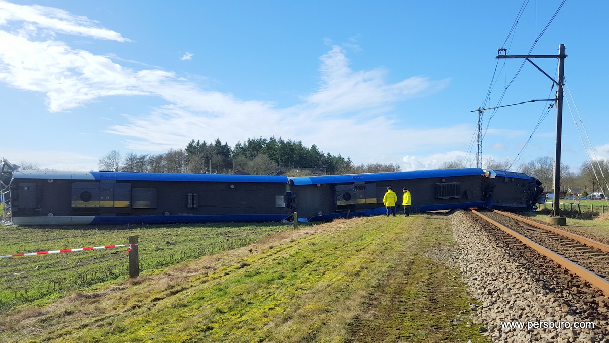 De verongelukte trein bij Dalfsen. foto: Steven Stegen