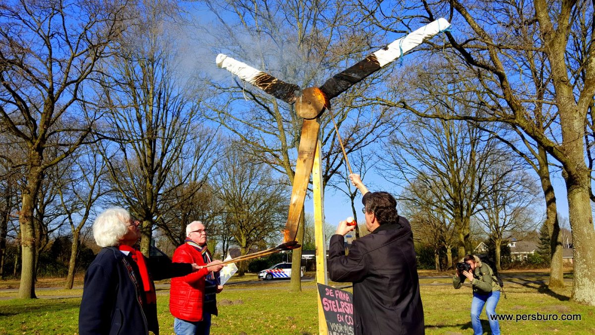 De actievoerders steken de 'windmolen' in brand.