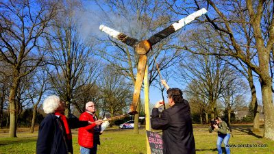 Actievoerders steken ‘windmolen’ in brand bij provinciehuis